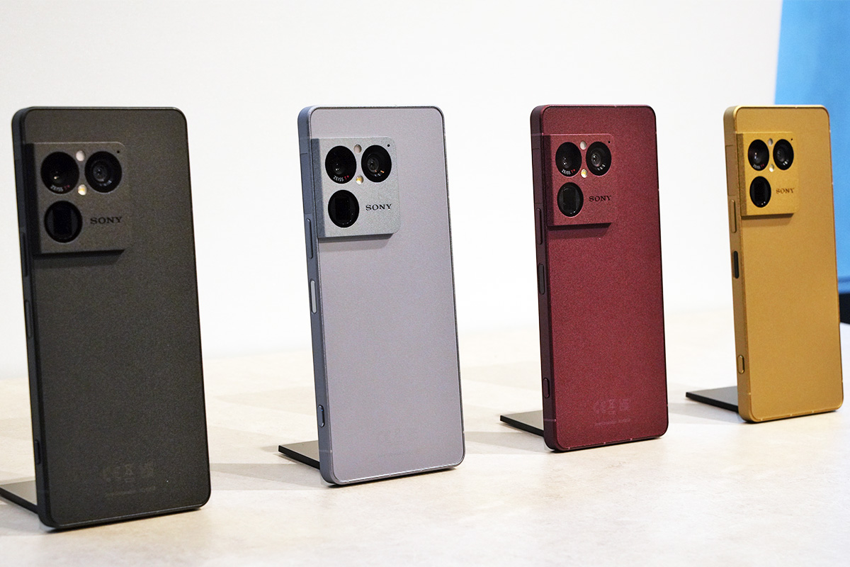Xperia 1 VIII 4色の背面（グラファイトブラック・アイオライトシルバー・ガーネットレッド・ネイティブゴールド）