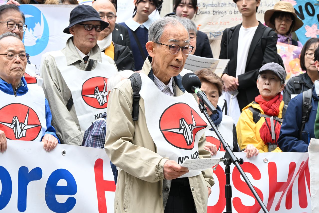 NPT再検討会議が開かれた米ニューヨークで、 核廃絶を訴えるデモ行進を前にスピーチする濱住治郎さん（時事）
