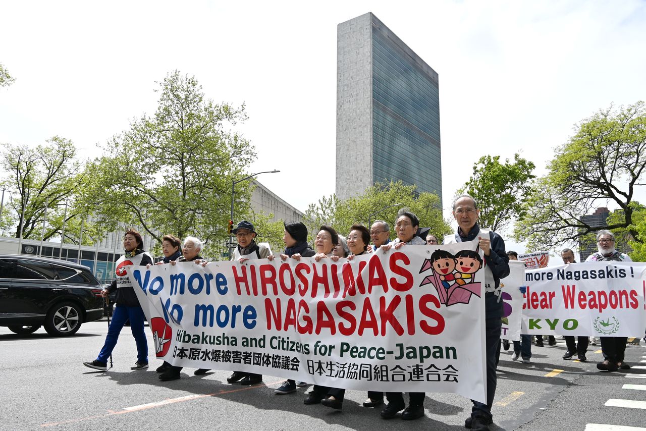 国連本部前をデモ行進する被爆者ら＝2026年4月26日（時事）