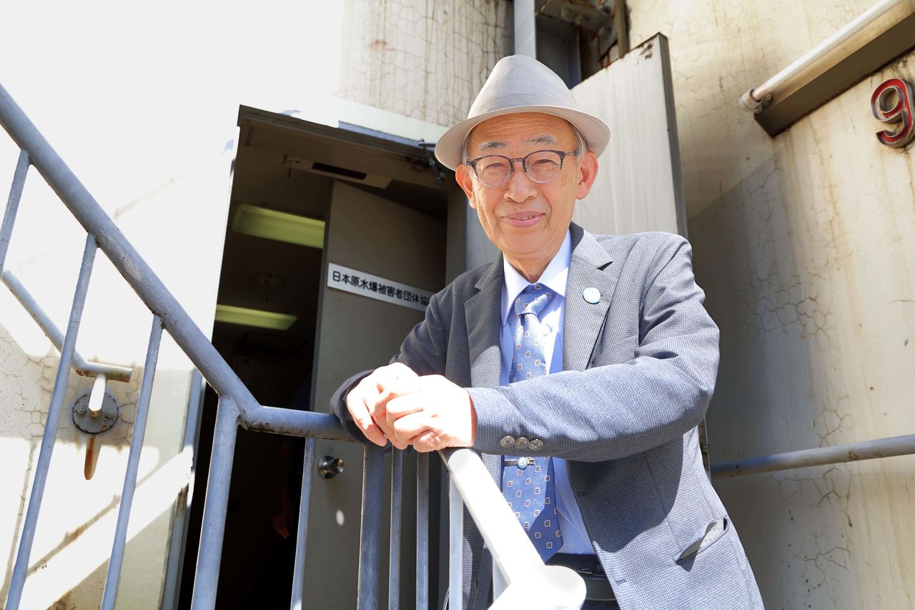 日本被団協の事務所前に立つ濱住治郎さん（撮影：花井智子）