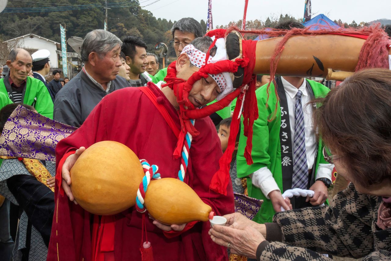 首に下げたひょうたんには3升（5.4リットル）の神酒が入っている