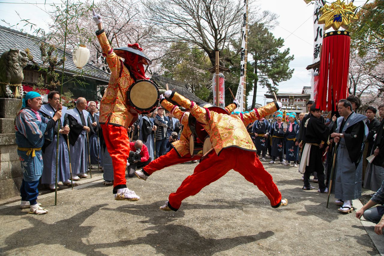 笹踊りは大太鼓1人、小太鼓2人で飛び跳ねながら踊る