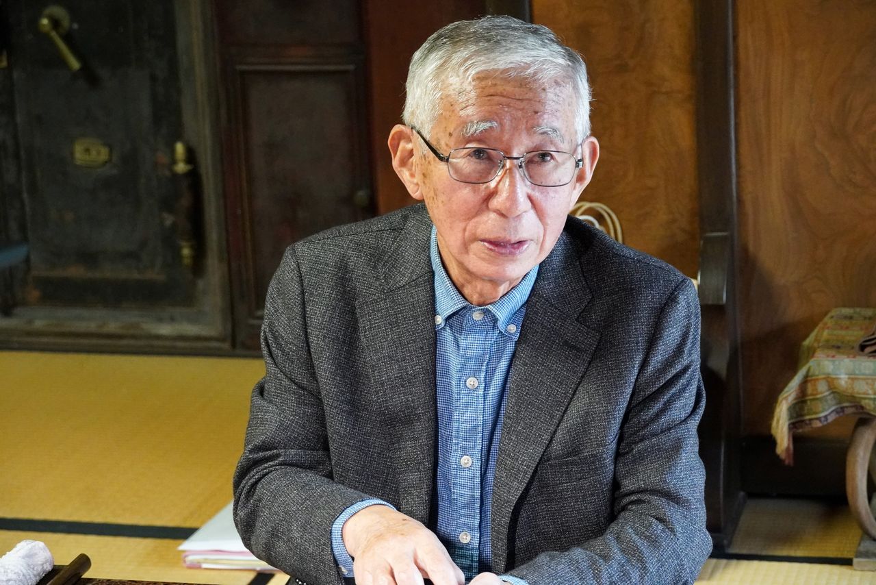 江戸時代からの歴史を伝える「古舘鈴木家」の住まいで話す鈴木伸太郎さん（筆者撮影）