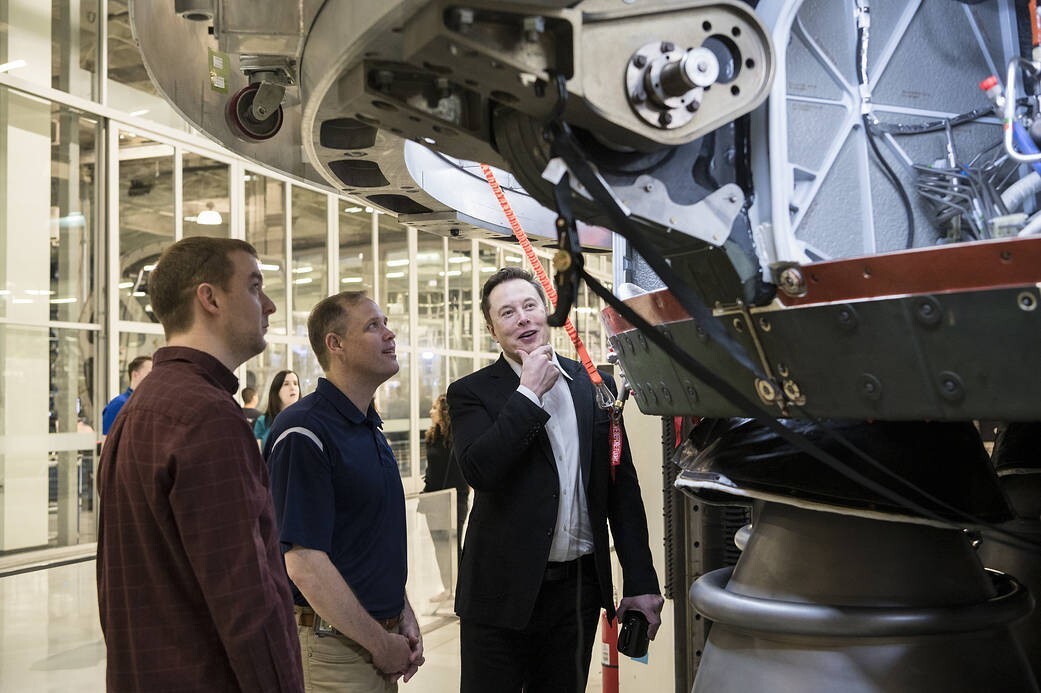 SpaceX本社を案内するイーロン・マスク氏(右、2019年10月撮影)。出典:NASA/Aubrey Gemignani