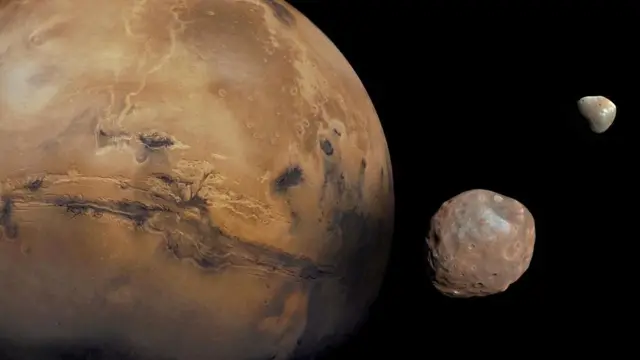 オレンジ色の大きな火星と、二つの小さな岩のような衛星を描いたイメージ図。