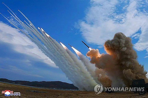北朝鮮　600ミリロケット砲発射公開＝金正恩氏「力こそ平和」