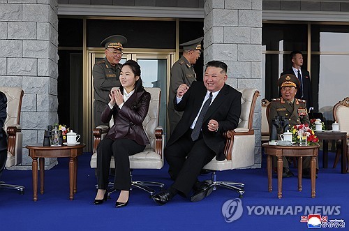 北朝鮮の朝鮮中央通信は「無人航空技術発展2026」が29日に開かれ、金正恩氏（右）や娘のジュエ氏らが視察したと報じた＝（朝鮮中央通信＝聯合ニュース）≪転載・転用禁止≫