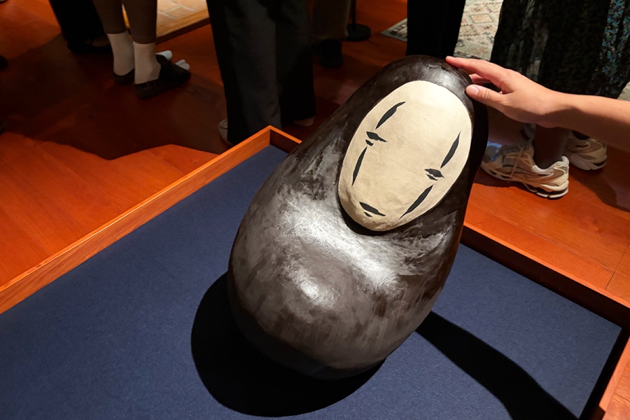 来館者が触れるカオナシの“おきあがりこぶし”（Lmaga.jp撮影）