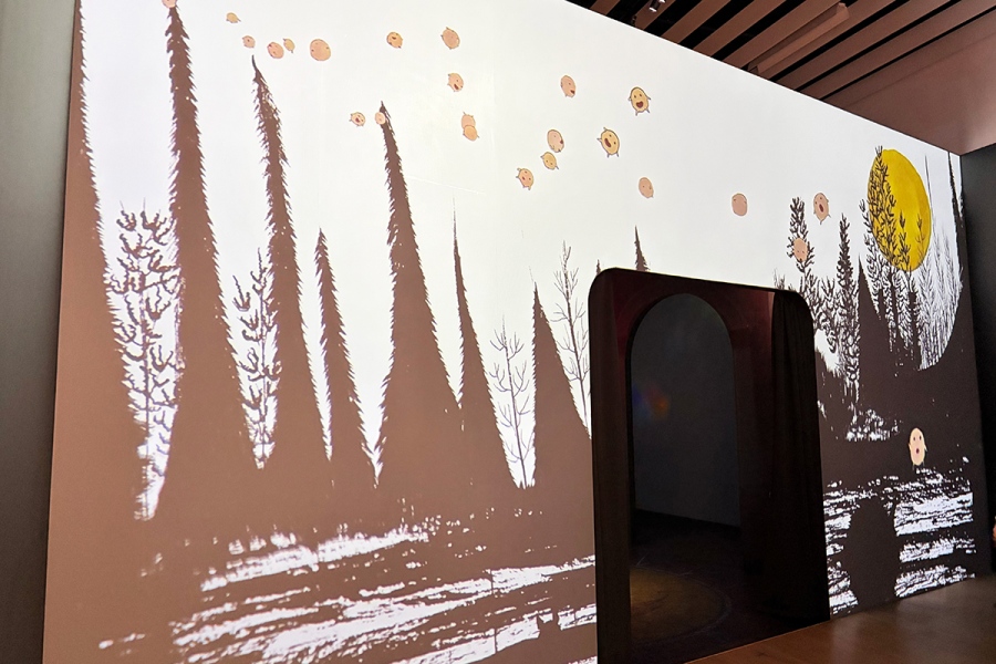 エントランスの上をワラワラが舞う「『禅とジブリ』京都展」（Lmaga.jp撮影）
