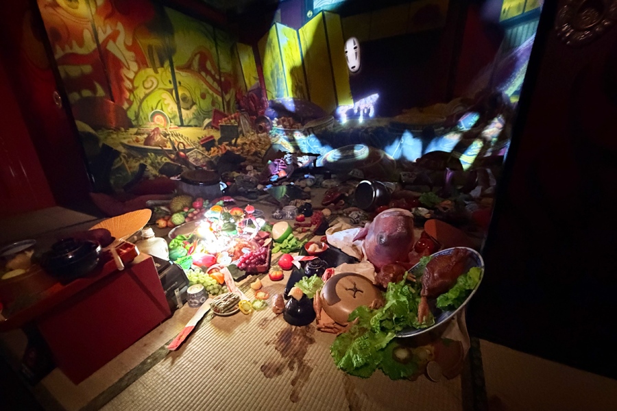 料理のシミまで作り込まれた『千と千尋の神隠し』の立体造形物（Lmaga.jp撮影）