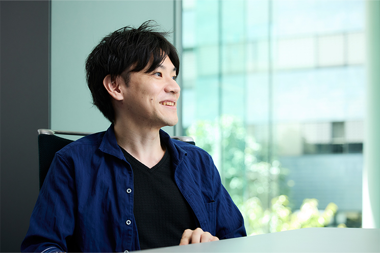 原作らしさを見失っていないかを確認するために、何度もテストプレイを繰り返したことを話している様子