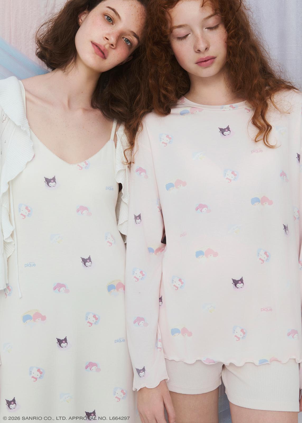 総柄ワンピース 9,460円、総柄ロンT 6,160円