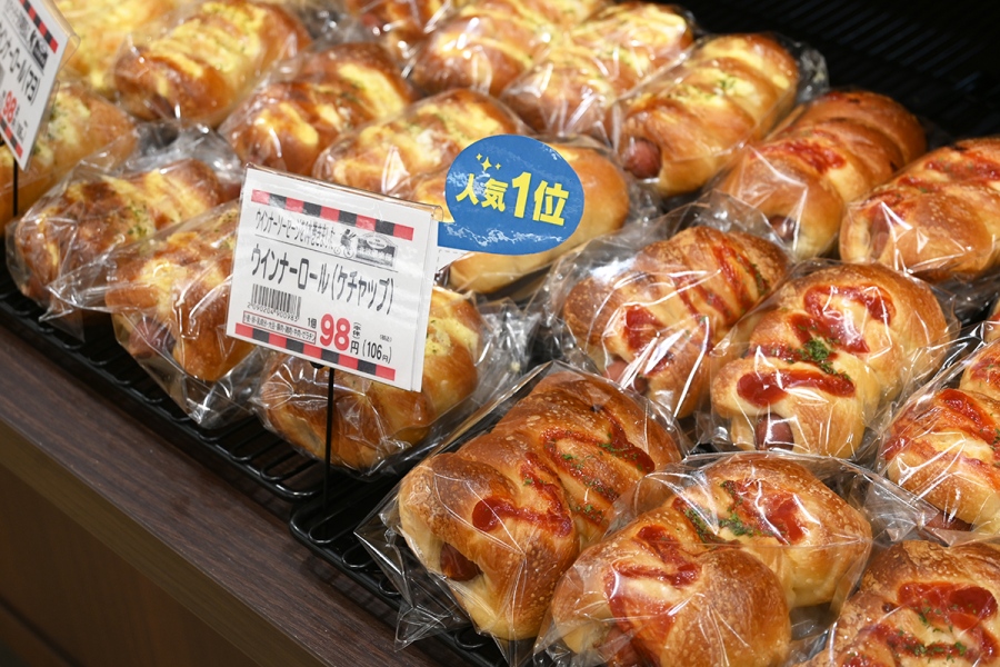 100円台でパンが買えるベーカリー一番人気は、ウインナーロール（ケチャップ）。ほんのり甘みを感じる生地とウインナーの相性がぴったり（Lmaga.jp撮影）