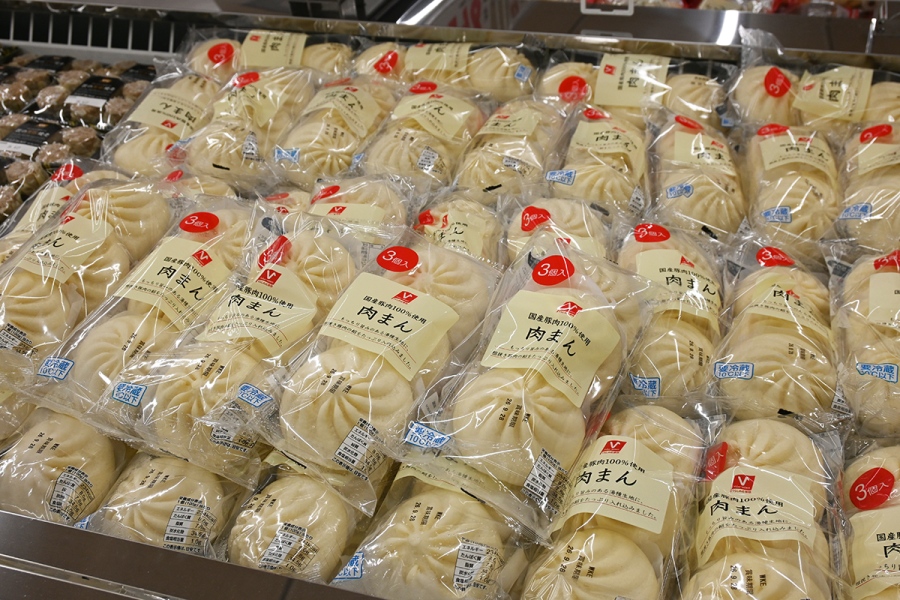 店長オススメのプライベート商品肉まん3個入りで322円。「しっかりと詰まった中の具材に注目してほしい」とのこと（Lmaga.jp撮影）