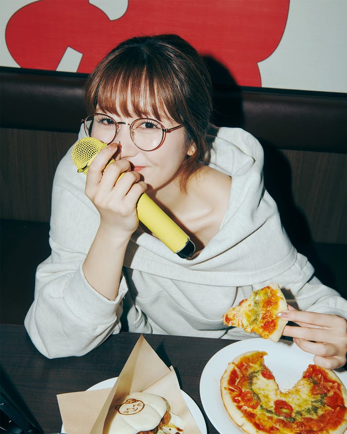 佐々木彩夏 1st写真集 「ぺろり」カラオケまねきねこ／東京（C）SDP