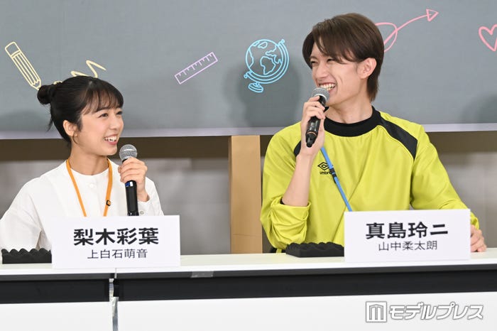 向井康二のツッコミに爆笑する上白石萌音、山中柔太朗（C）モデルプレス