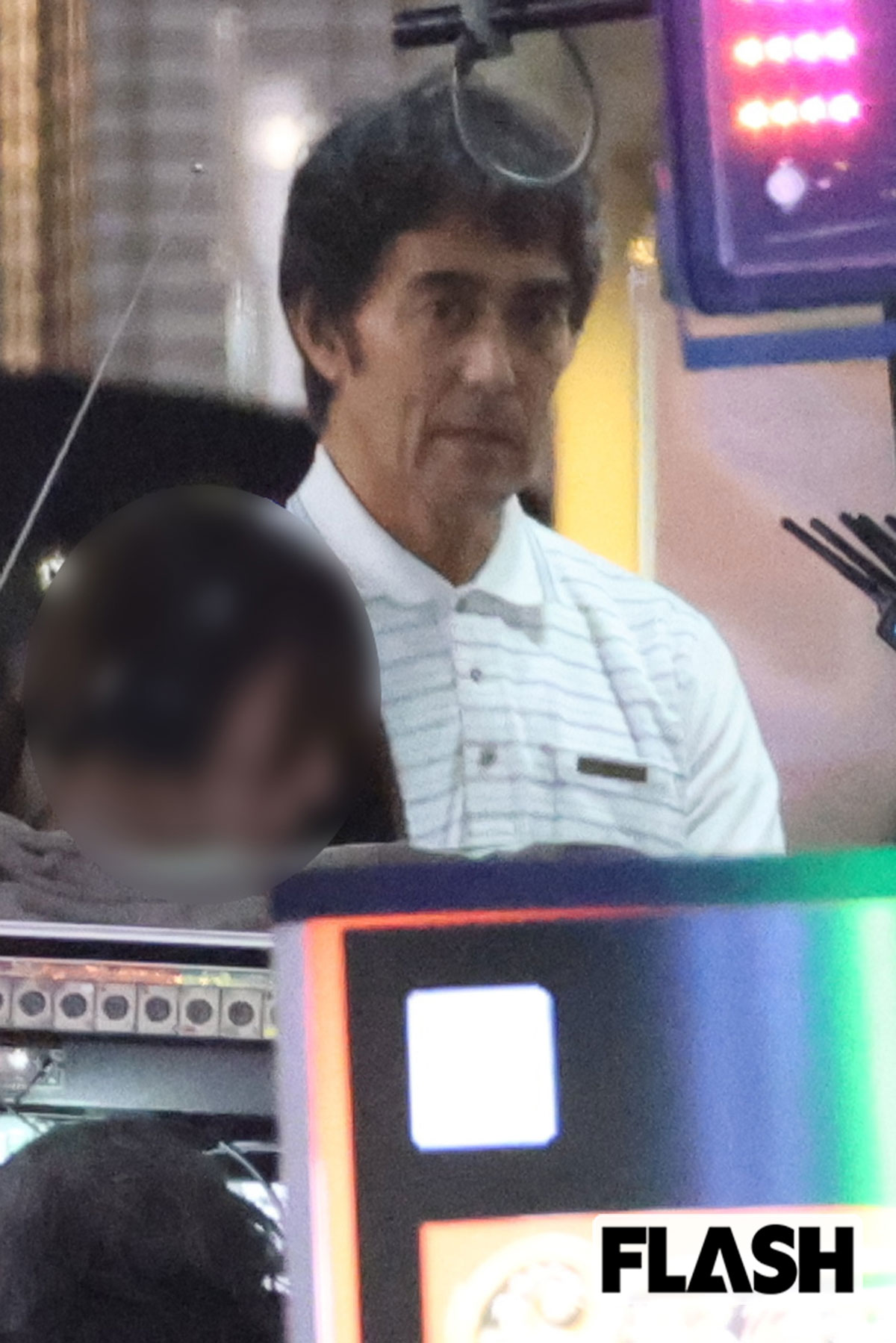 繁華街を歩く阿部寛