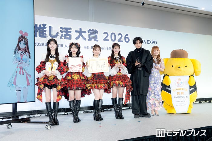 （左から）キズナアイ、八木愛月、佐藤綺星、倉野尾成美、伊藤百花、中島健人、中川翔子、ポムポムプリン（C）モデルプレス