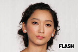 杏 “デコルテ全開” ティファニードレスで見せた貫禄に「本気モード久々」…“メガネオタク” 姿とのギャップにファン歓喜