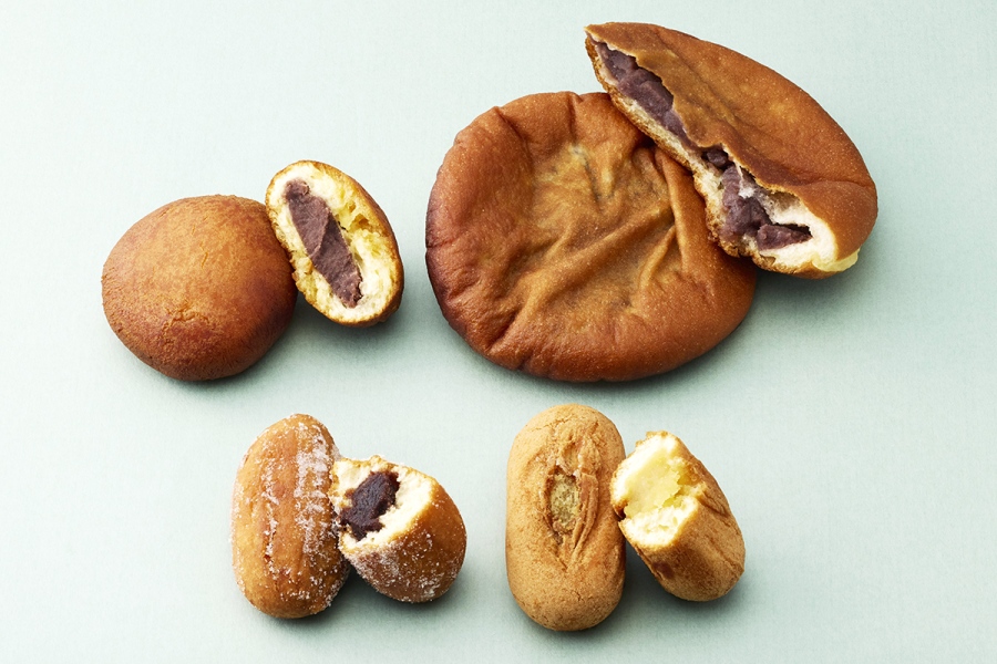（左上から時計回りに）「御菓子処 高徳」のドーナツ村（5個入り・700円）、「山口製菓店」のアンドーナツ（1個・214円）、「ふじや」の徳島あんどーなつ（こしあん・鳴門金時芋あん、5個入り・各600円）