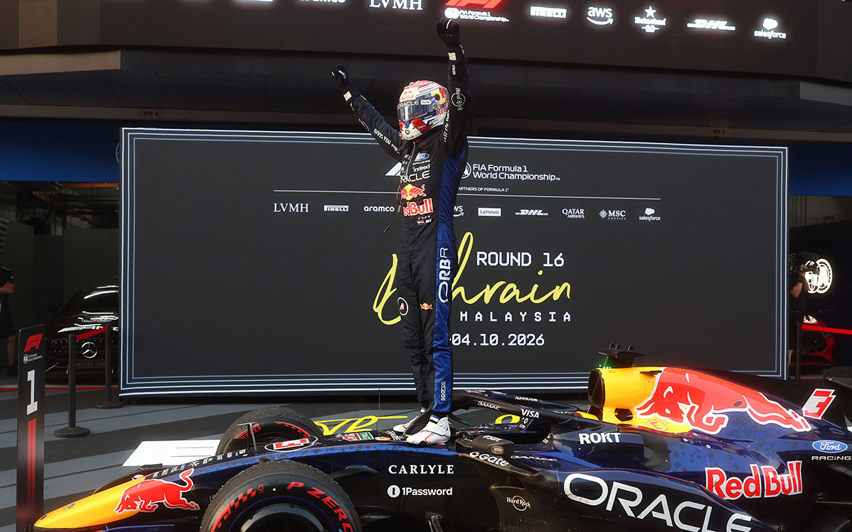 優勝を飾りパルクフェルメでRB22の上に立って両拳を突き上げるマックス・フェルスタッペン（レッドブル・レーシング）、2026年10月4日(日) F1バーレーンGP決勝（セパン・インターナショナル・サーキット）