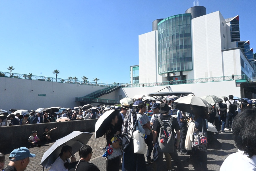 『EXPO Reborn!～未来・食・文化を再体験～』の待機列の様子。万博の日々がよみがえるような光景（10月11日・ATC）