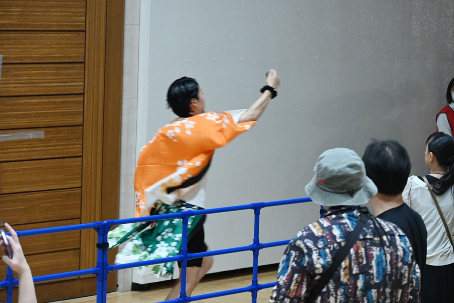 『“EXPO Reborn!”～未来・食・文化を再体験～』クロージングステージにて、会場を走り回る藤崎マーケットトキ（10月12日・ATCホール）