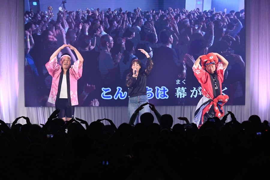 『“EXPO Reborn!”～未来・食・文化を再体験～』クロージングステージにて、6人目の女性はコブクロの『この地球の続きを』を熱唱し、会場もひとつに（10月12日・ATCホール）