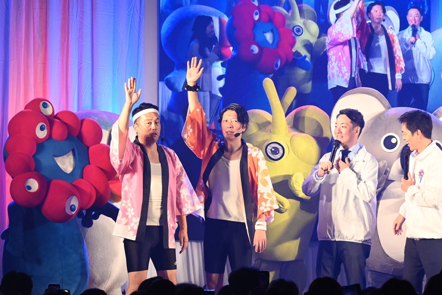 『“EXPO Reborn!”～未来・食・文化を再体験～』クロージングステージにて、2027年の横浜花博での盆踊りに立候補する藤崎マーケット（10月12日・ATCホール）