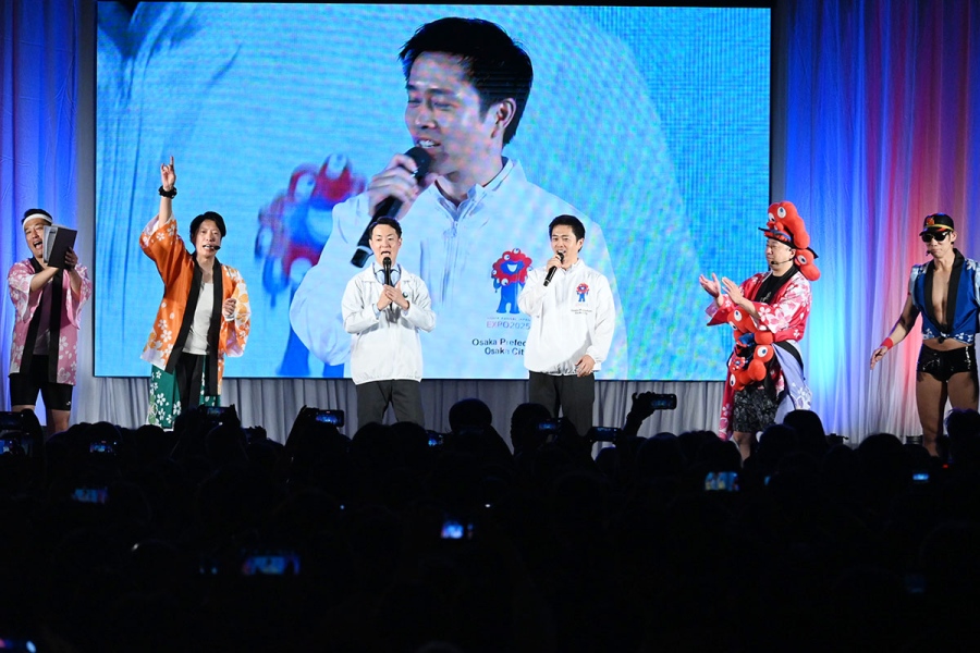 『“EXPO Reborn!”～未来・食・文化を再体験～』クロージングステージにて、横山大阪市長が万博カラオケで歌っていないことを暴露する吉村知事（10月12日・ATCホール）