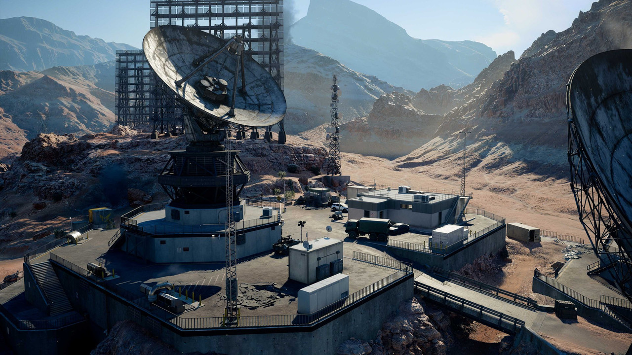『Battlefield 6』「Area 51」のスクリーンショット。岩山の上の八角形の施設に大型のパラボラアンテナがそびえ、背後に鉄骨のアンテナ群が建つ