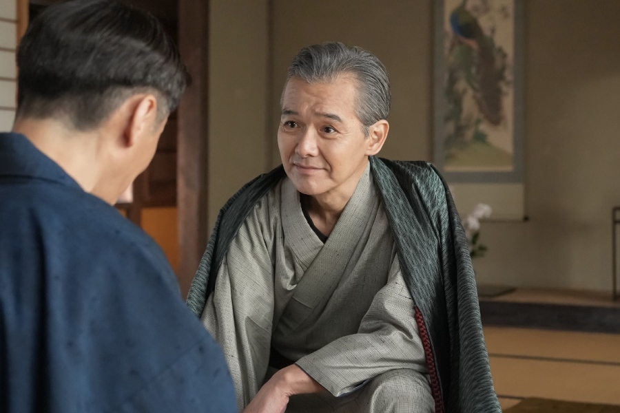『ブラッサム』第3回より。「衣装を肩で着こなせることは大事」と加賀まりこが絶賛（C）NHK