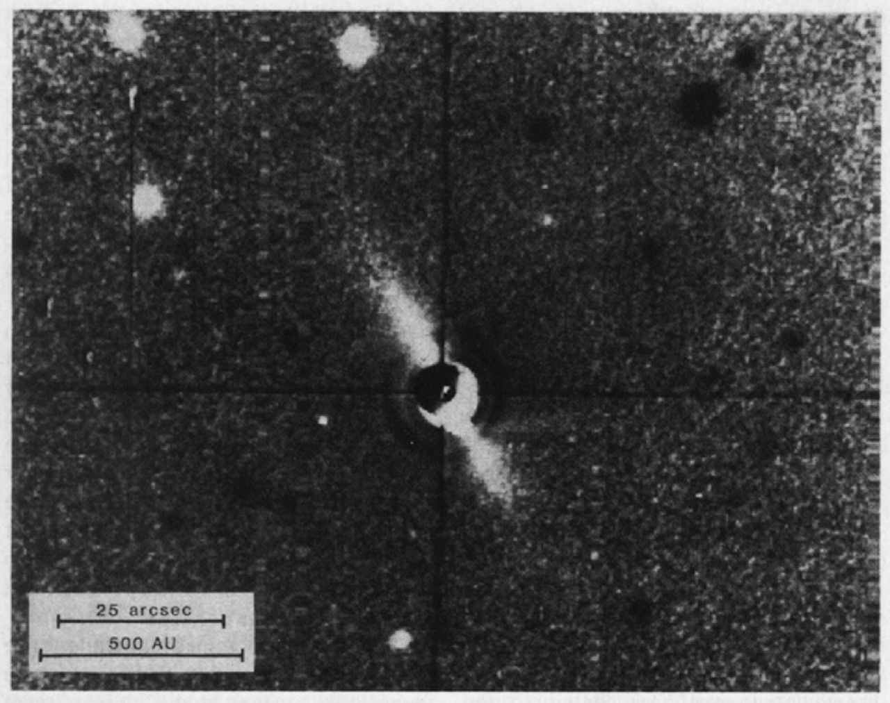 1984年に撮影された、がか座β星を取り巻くデブリディスク（惑星の形成過程で残された塵や小天体などの集まり）の貴重な画像。