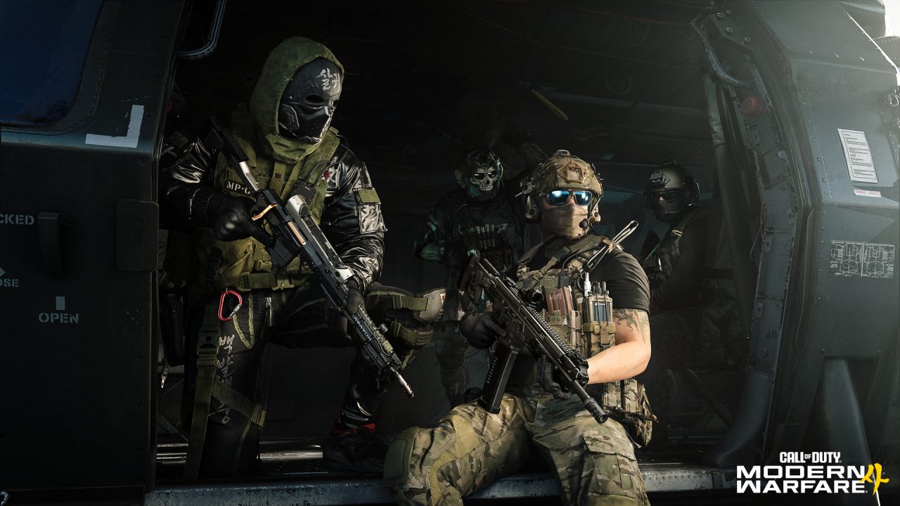 ヘリコプター内で待機するゴーストら4人のオペレーター（CoD:MW4）