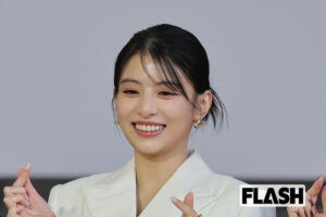 出口夏希、釜山で“インナーパンツ見せ”のミニ丈ドレス姿をキャッチ！攻めの美貌に大反響