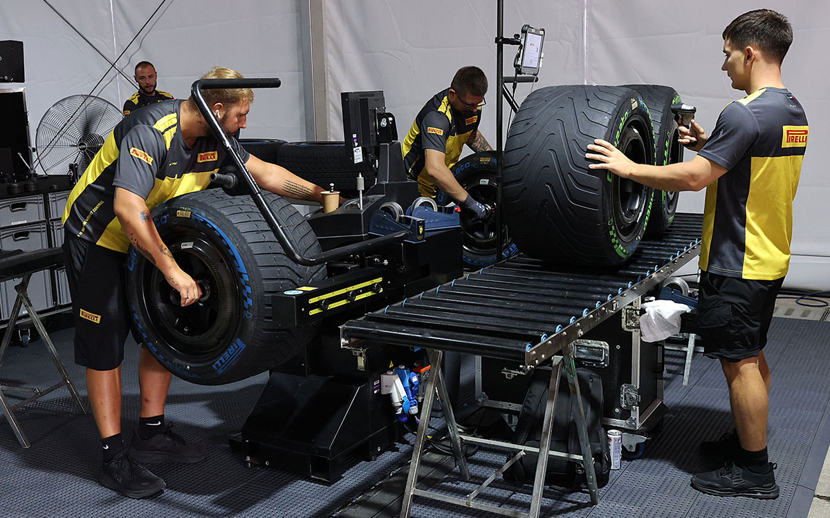 作業エリアでF1用タイヤの組み付け作業を行うピレリのスタッフ、2026年10月1日(木) F1バーレーンGPメディアデー（セパン・インターナショナル・サーキット）