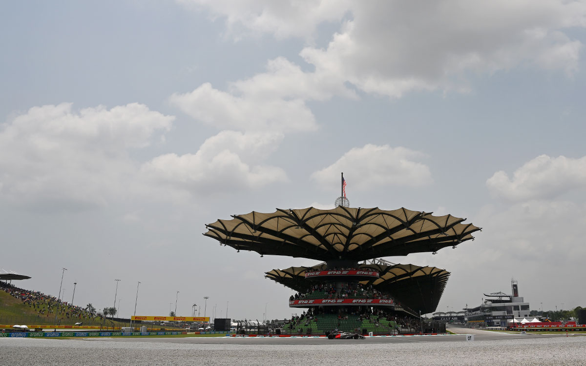 大きな屋根が特徴的なグランドスタンド前を走行するF1マシン、2026年10月3日(土) F1バーレーンGP（セパン・インターナショナル・サーキット）