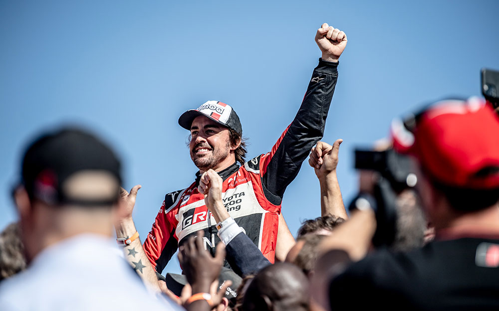 ダカールラリー2020を完走し、拳を突き上げるTOYOTA GAZOO Racingのフェルナンド・アロンソ