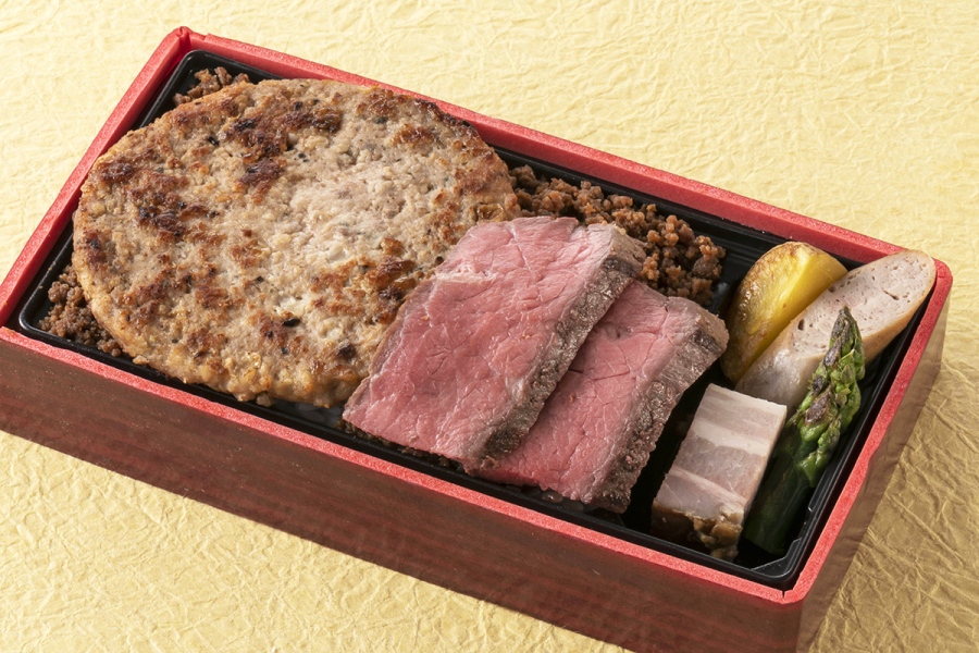 「八軒苑」のサロマ黒牛モモステーキ×肉問屋のハンバーグ（1080円、平日限定）