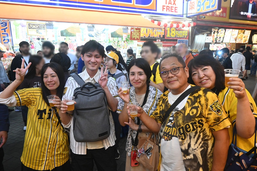 ジャンカラの一部店舗では優勝が決定した瞬間から「振る舞い酒」を配布。道頓堀店では盛り上がりもひとしお（10月3日、21時頃）