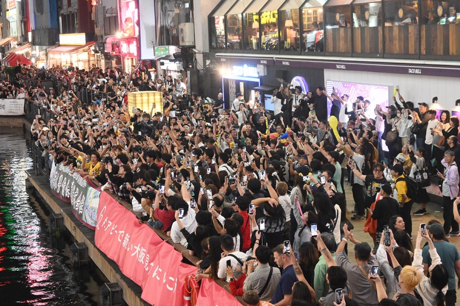 阪神優勝を目前に盛り上がる人々（10月3日21時半頃・Lmaga.jp撮影）
