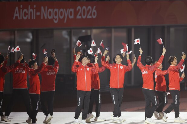 閉会式で入場する日本の選手たち＝4日、愛知・パロマ瑞穂スタジアム（時事）