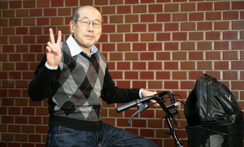 豪雨の中、自転車で登場し、雨がっぱを脱いだ直後の桐谷広人さん（撮影／小山幸佑）