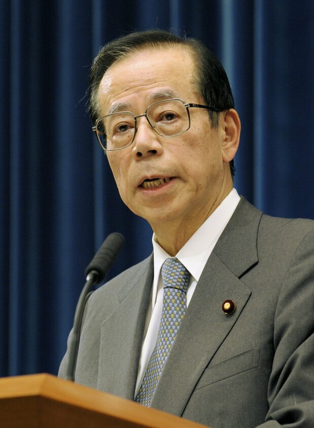 官邸で記者会見する福田康夫首相［代表撮影、2008年6月23日］（時事）