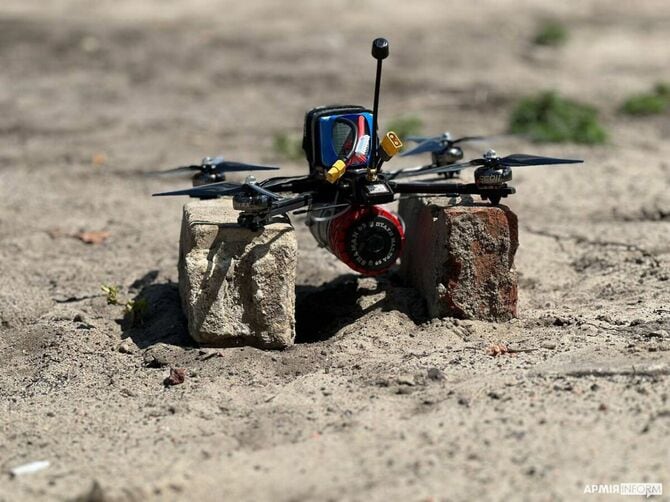 爆発物を搭載したウクライナ製のFPVドローン