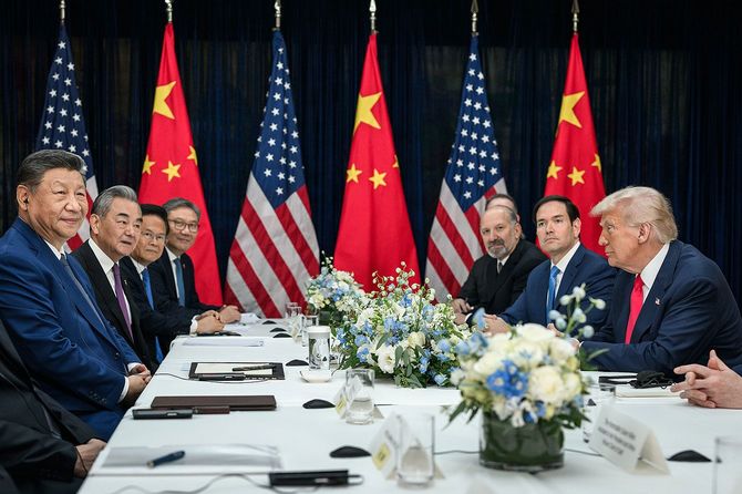 ドナルド・トランプ米国大統領は、2025年10月30日、韓国・釜山の金海国際空港ターミナルで、中国共産党の習近平総書記との二国間会談に出席した