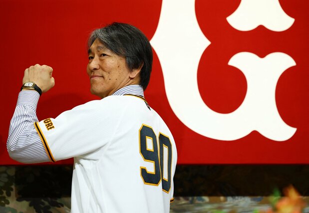 就任会見でユニフォームに袖を通した松井新監督（23日、REUTERS）