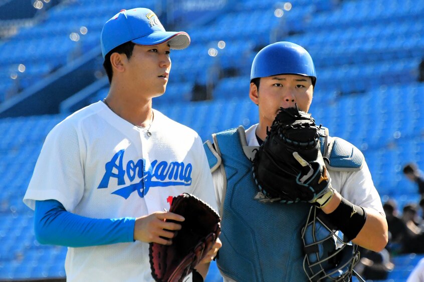 青山学院大の正捕手・渡部（写真右）とエース右腕・鈴木（同左）はともに複数球団からの1位入札が予想される