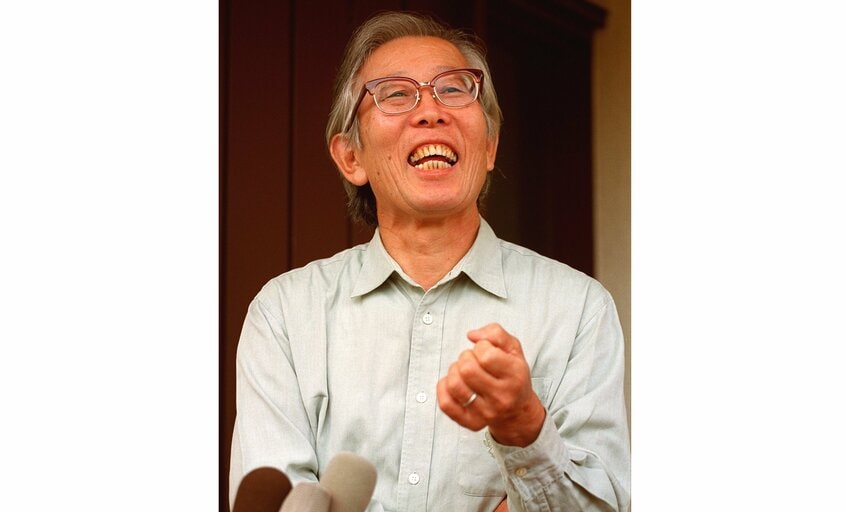 ノーベル化学賞受賞が決まり自宅前で取材に応じる白川英樹筑波大学名誉教授＝2000年10月11日