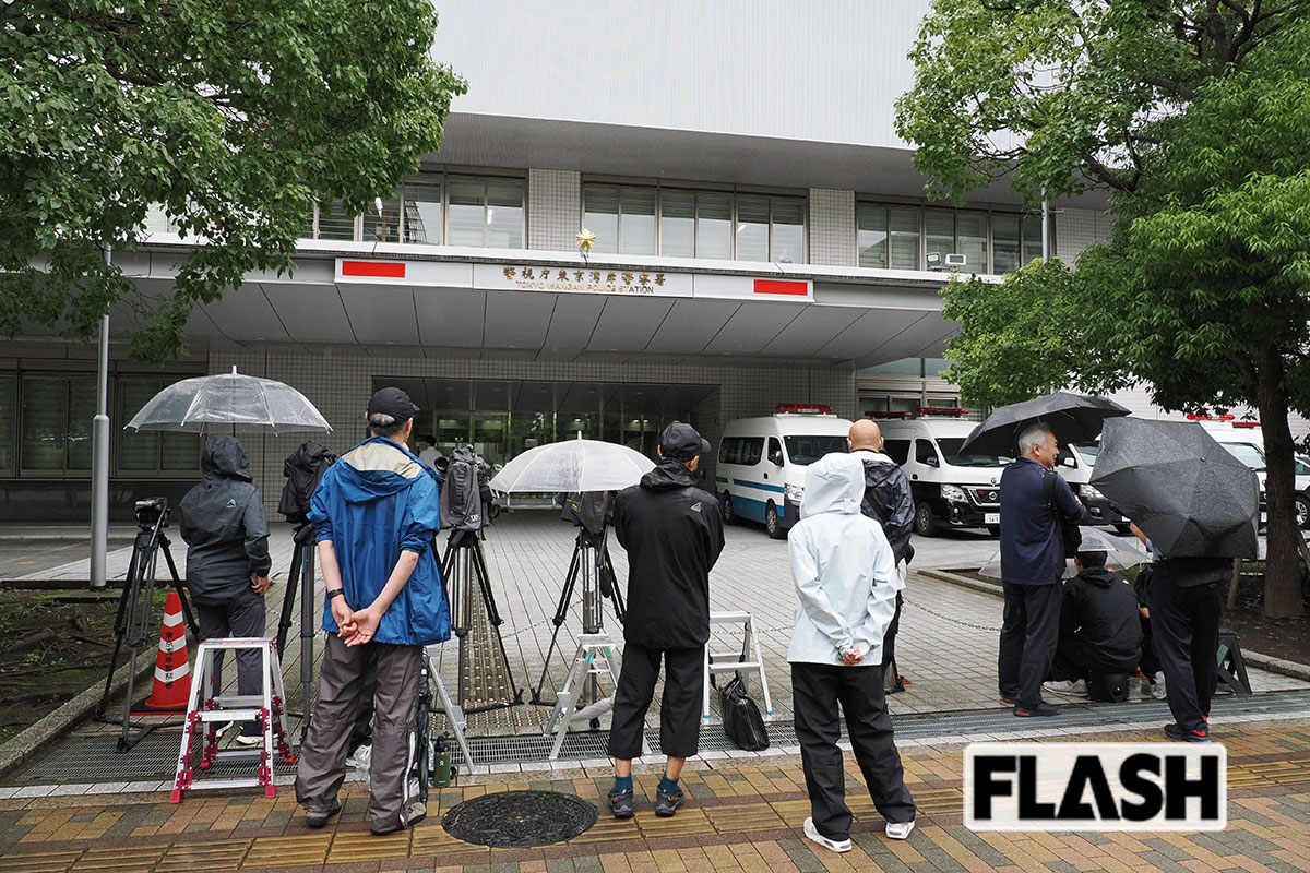 猪俣周杜の事件報道直後、湾岸署に集まる報道陣(写真・梅基展央)